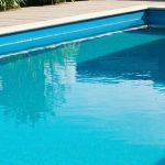 Le secret pour ne pas avoir de taches sur les parois de votre piscine après un long hivernage