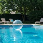 Cette simple boule flottante empêche la formation de glace et prolonge la durée de vie du bassin