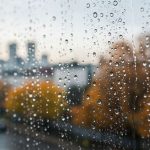 L'astuce pour que vos vitres restent propres plus longtemps malgré la pluie et la pollution de l'automne