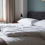 Fini les draps qui glissent : l'astuce simple pour que votre lit reste parfaitement fait toute la nuit