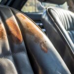 L&rsquo;astuce pour nettoyer les taches sur les sièges en cuir de votre voiture