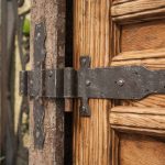Voici comment entretenir les charnières de vos portes pour qu’elles ne grincent plus jamais