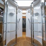Fini les vitres opaques de la cabine de douche : le secret pour enlever le voile de calcaire durablement