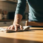 L'erreur que l'on fait en nettoyant les surfaces en bois et qui les ternit à long terme