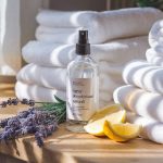 Fini les mauvaises odeurs persistantes dans les textiles : le spray désodorisant maison et naturel