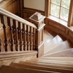 Ce que les professionnels font pour rénover un escalier en bois sans se ruiner