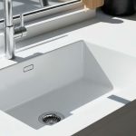 L'astuce pour faire briller un évier en céramique blanc et enlever toutes les taches