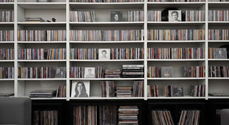 Voici comment ranger vos CD, DVD et vinyles pour les protéger tout en les intégrant à votre déco