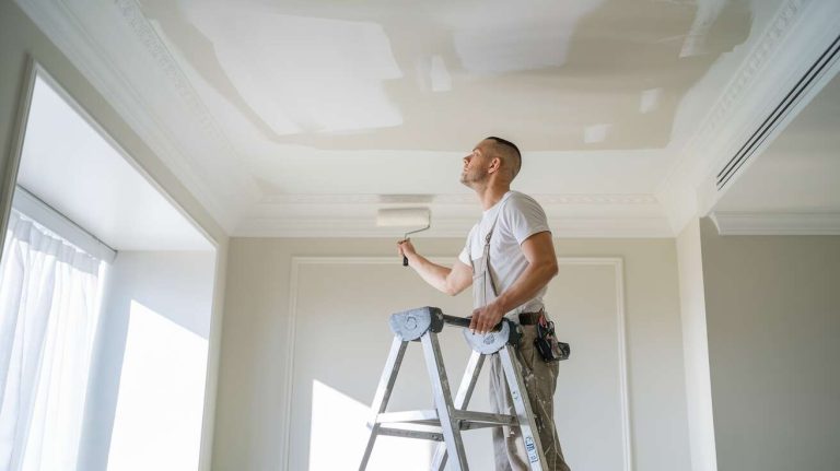 La technique des professionnels pour peindre un plafond sans laisser la moindre trace et en un temps record