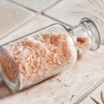 Ce que vous pouvez faire avec du sel d&rsquo;Epsom pour nettoyer les carreaux de votre salle de bain