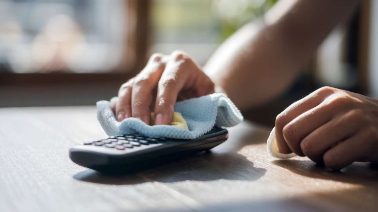 Fini les télécommandes pleines de microbes : la méthode simple pour les nettoyer sans risque