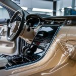 Ce que les professionnels du nettoyage de voiture font pour rénover les plastiques intérieurs ternis